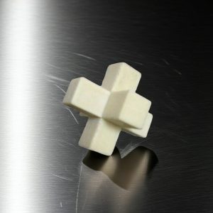 Puzzle 3D impreso en 3D, con 3 piezas blancas que forman una nueva figura al encajarse.