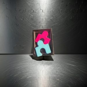 Puzzle 3D impreso en 3D con dos pìezas y base negra