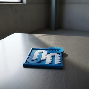 Puzzle 3D impreso en 3D con 4 objetos que simulan una sierra y base azul