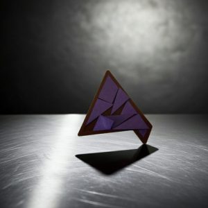 Puzzle 3D impreso en 3D con piezas triangulares moradas formando un triángulo geométrico